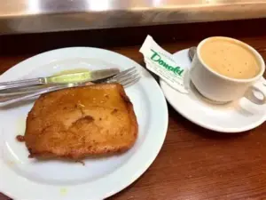 cafe con torrija en Pan Rocio