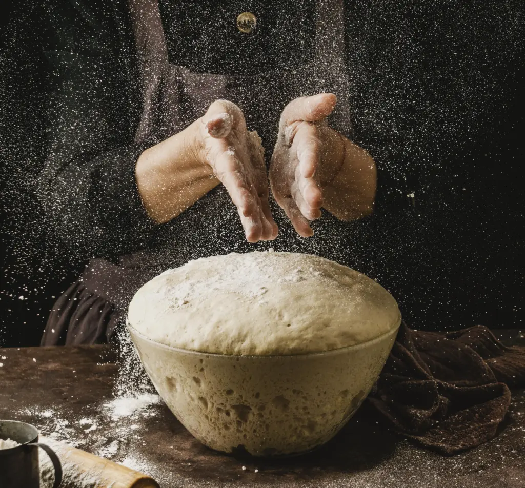 masa fermentando en cuenco de panadería artesanal