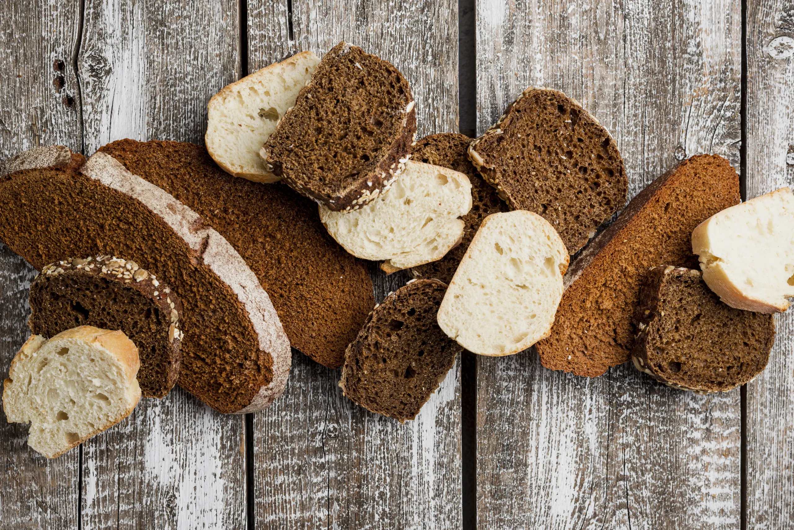 Rebanadas de pan artesanal preparándose para hacer tostadas